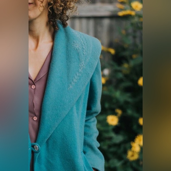 Vintage 1950s–60s teal wool coat featuring a silk lining. Size M. - Picture 2 of 6